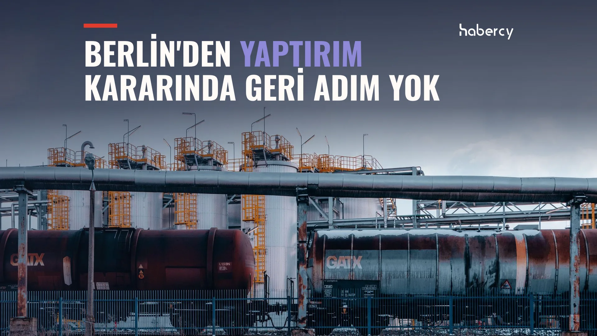 Rafineride depolama tankları, boru hattı ve paslı vagon tankerler