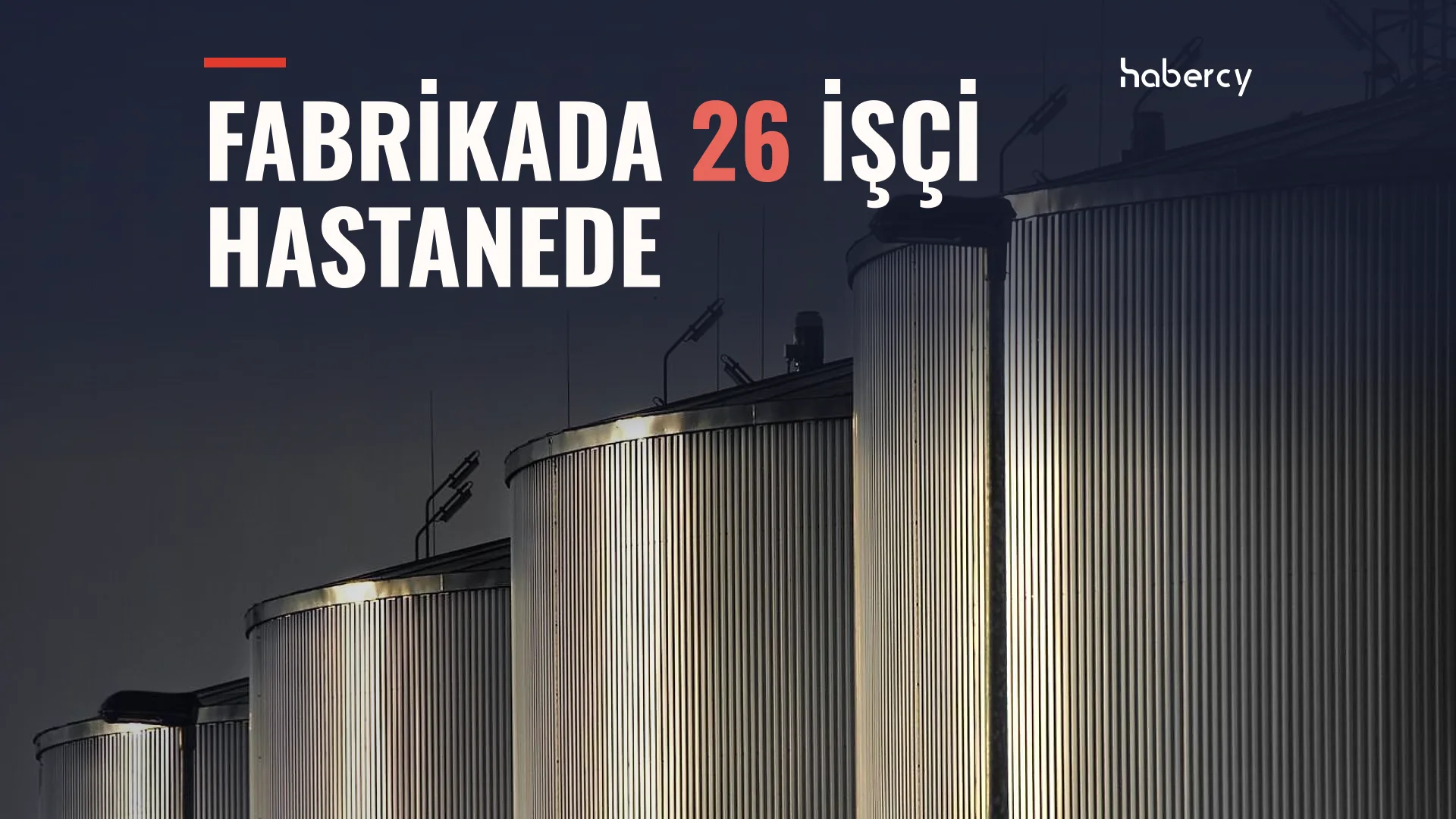 Gece aydınlatılmış, sıra halinde dizilmiş oluklu metal silolar