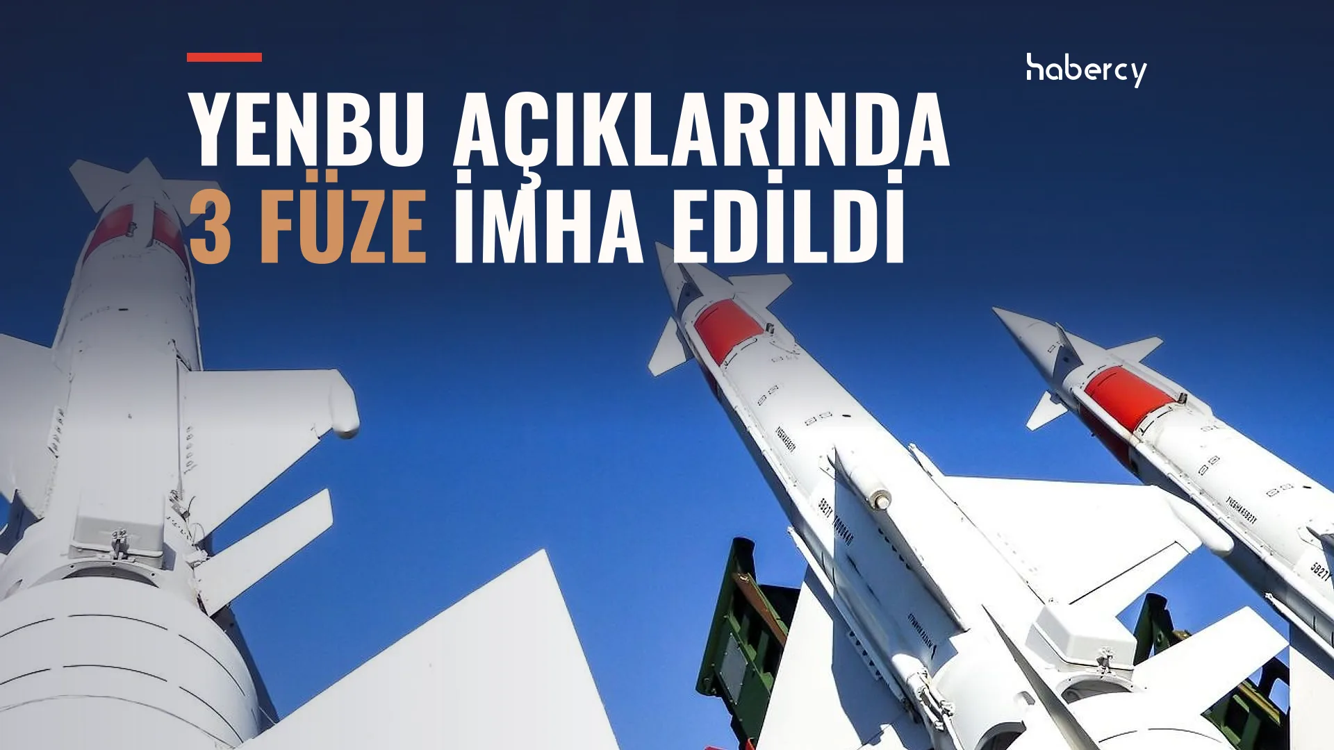 Mavi gökyüzüne doğru yönelmiş beyaz, kırmızı uçlu füzeler