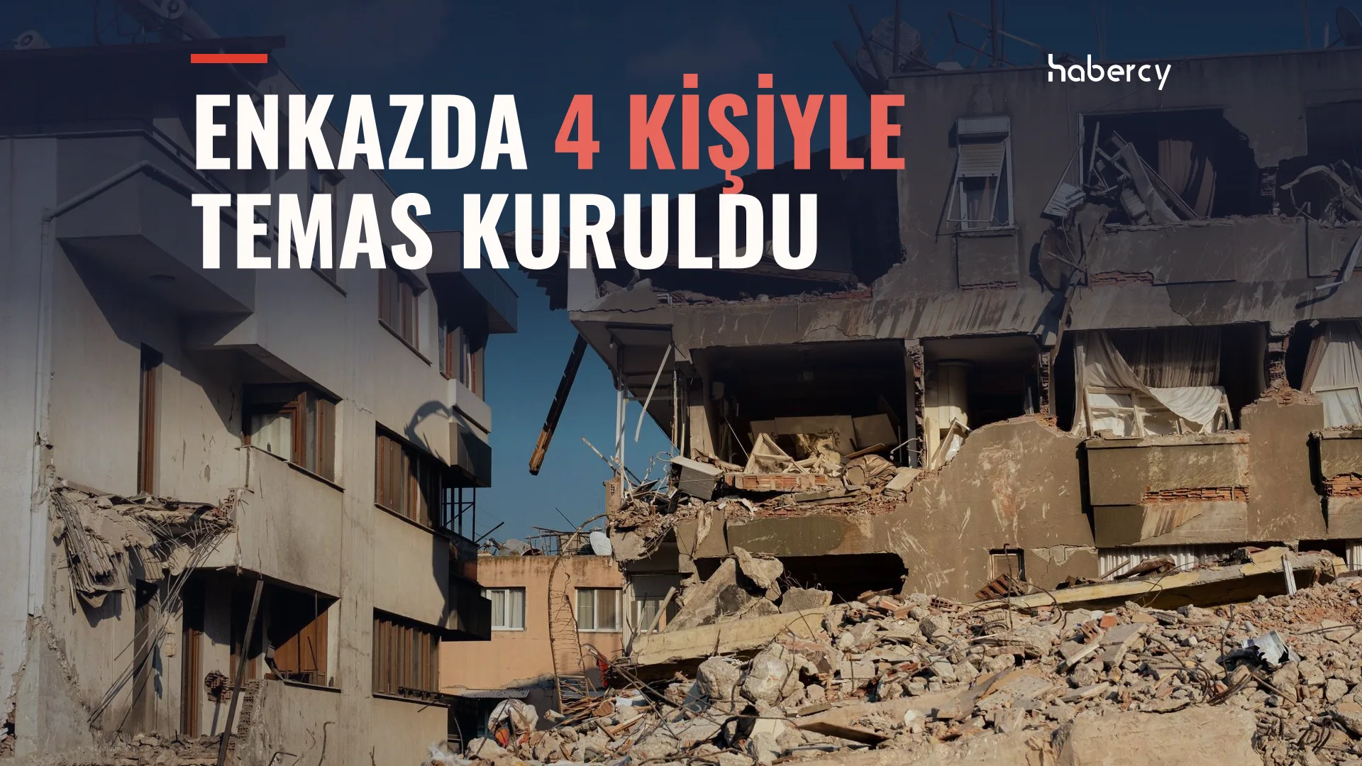 Kısmen çökmüş çok katlı binalar ve önlerinde yığılmış beton enkaz