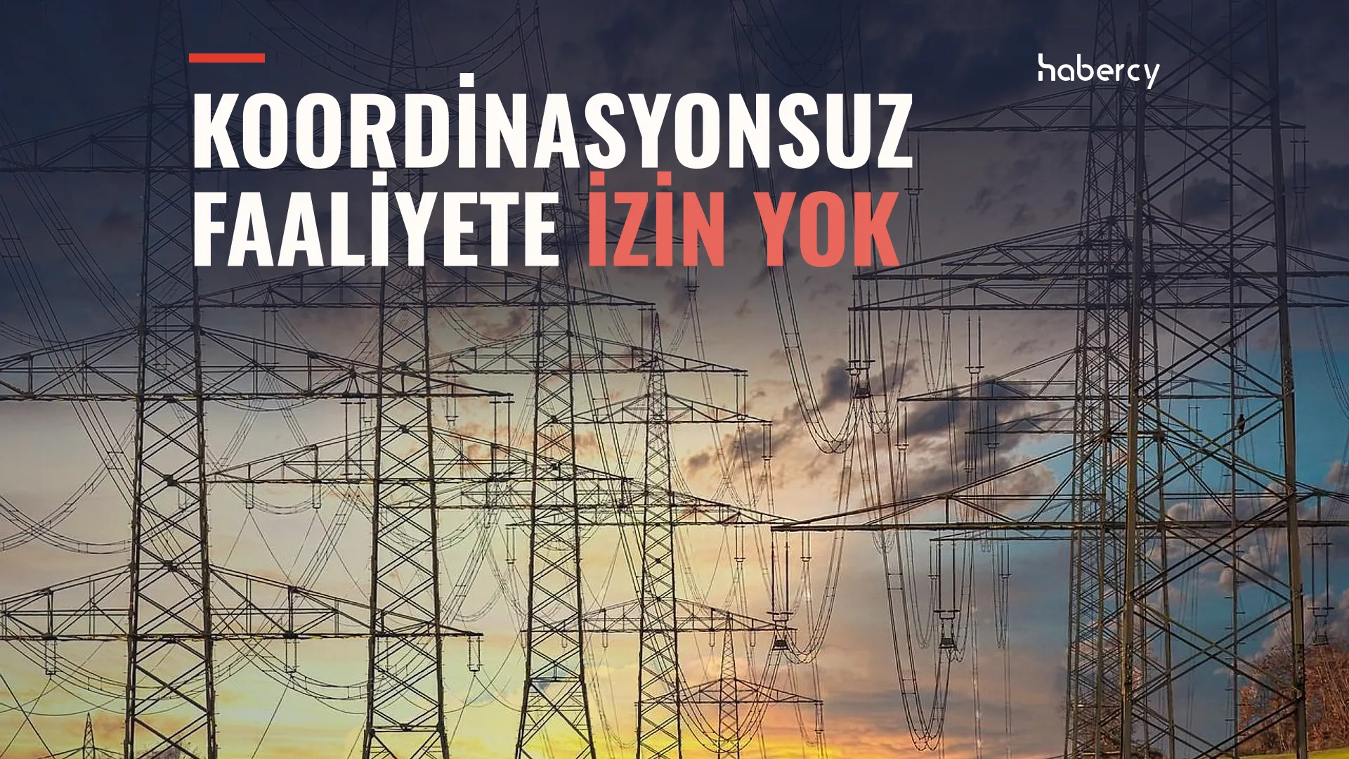 Gün batımında bulutlu gökyüzü önünde sıralanan yüksek gerilim direkleri ve elektrik hatları
