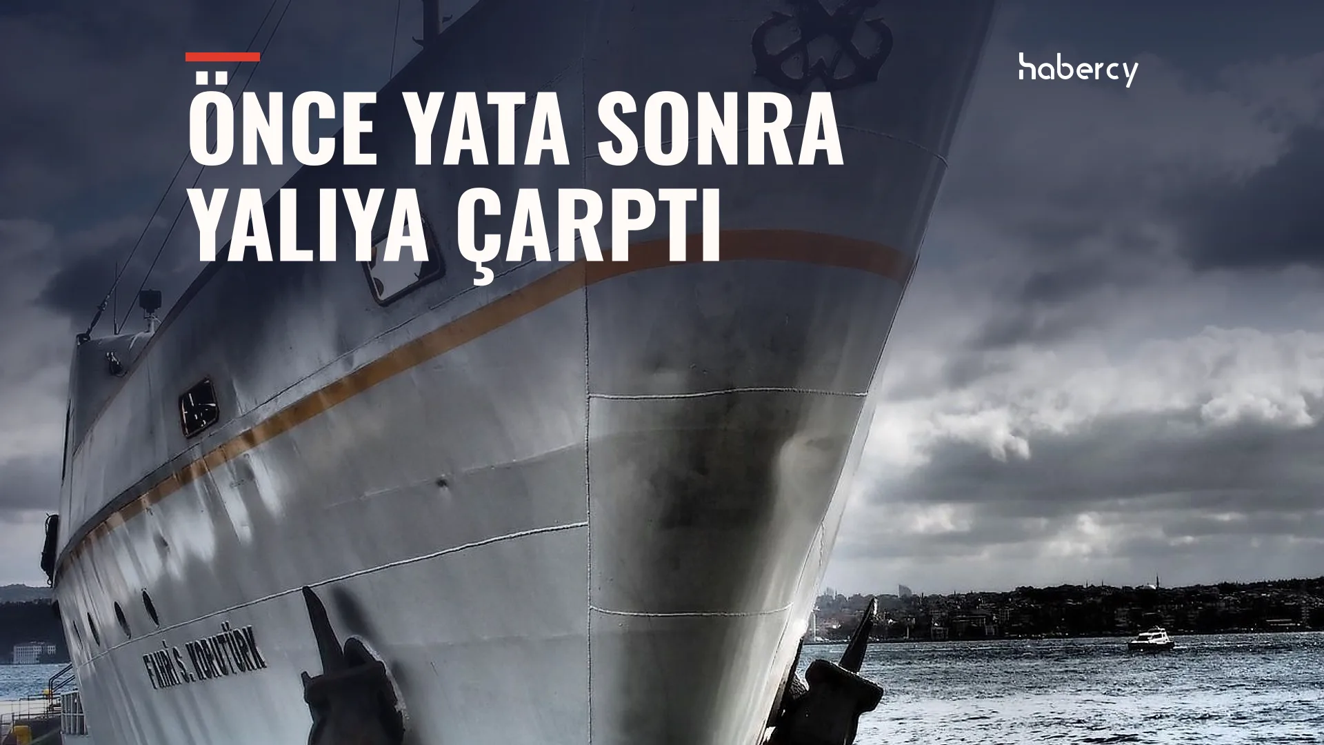 Bulutlu gökyüzü altında boğazda yanaşmış beyaz bir yolcu vapurunun yakından çekilmiş burnu