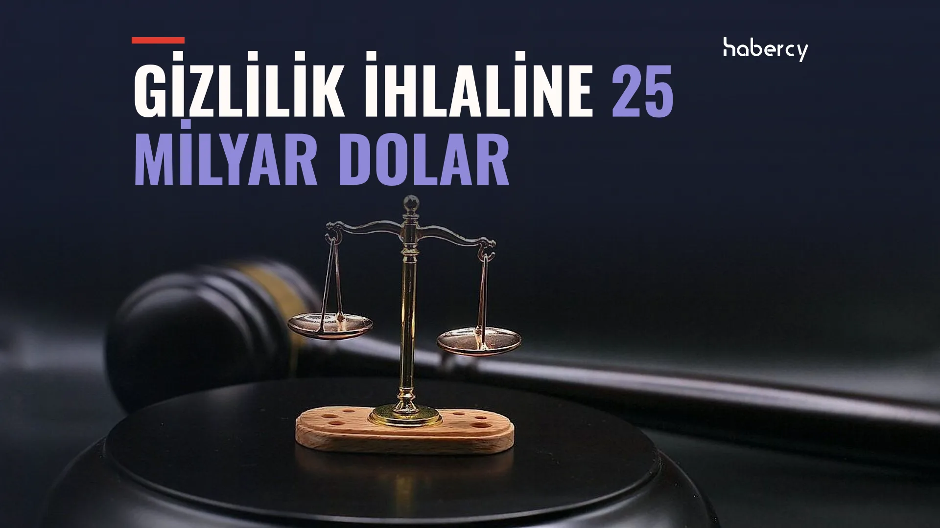 Karanlık zeminde siyah tokmak önünde ahşap kaide üzerinde pirinç adalet terazisi
