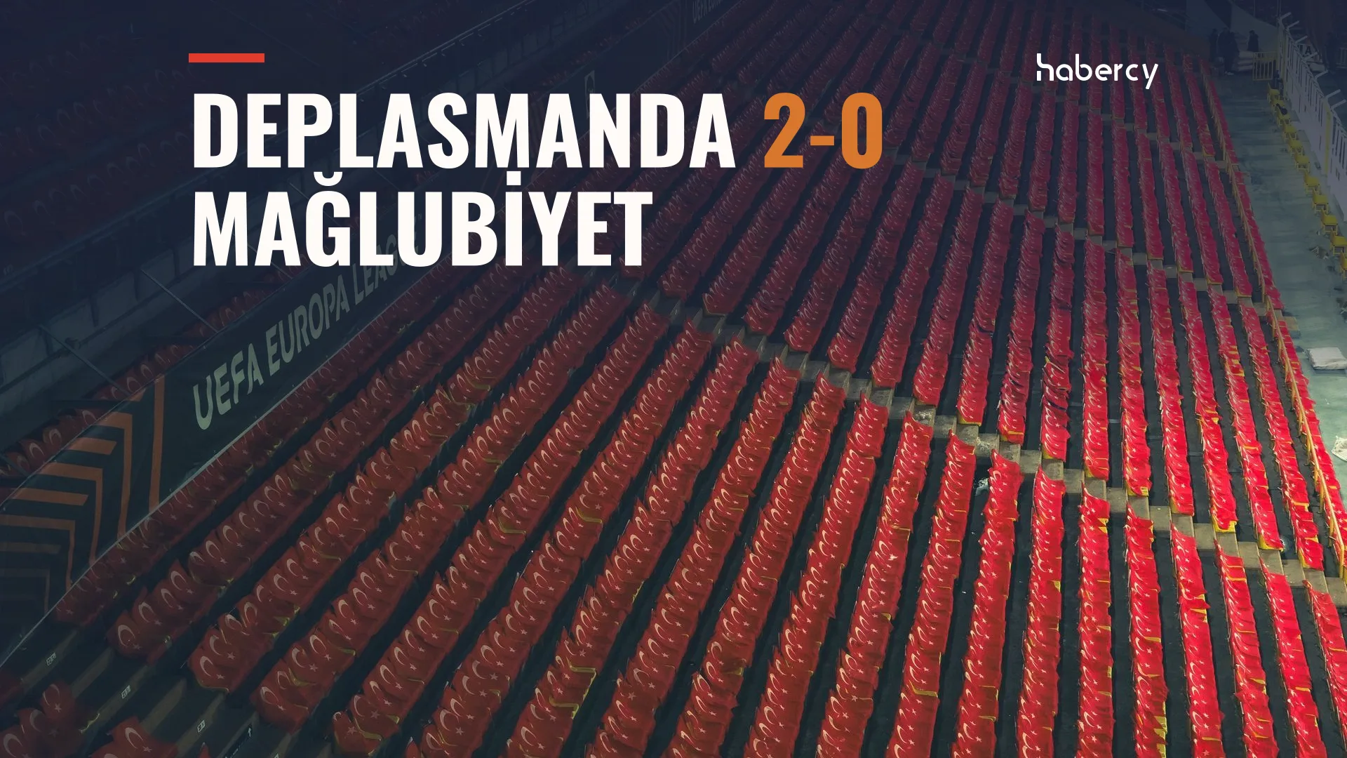 Boş bir stadyumda kırmızı koltuk sıraları ve UEFA Europa League yazılı reklam panosu