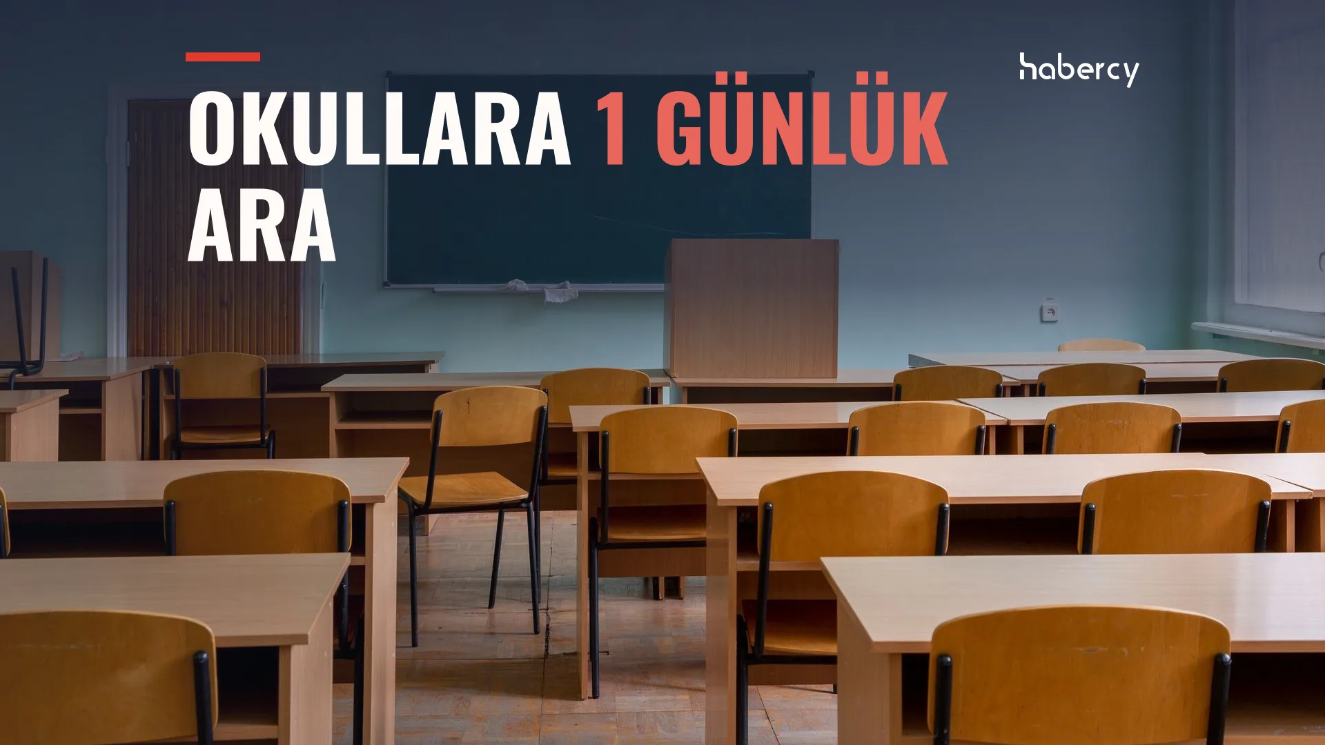 Boş bir sınıfta sıra sıra ahşap masalar, sandalyeler ve duvarda yeşil bir yazı tahtası