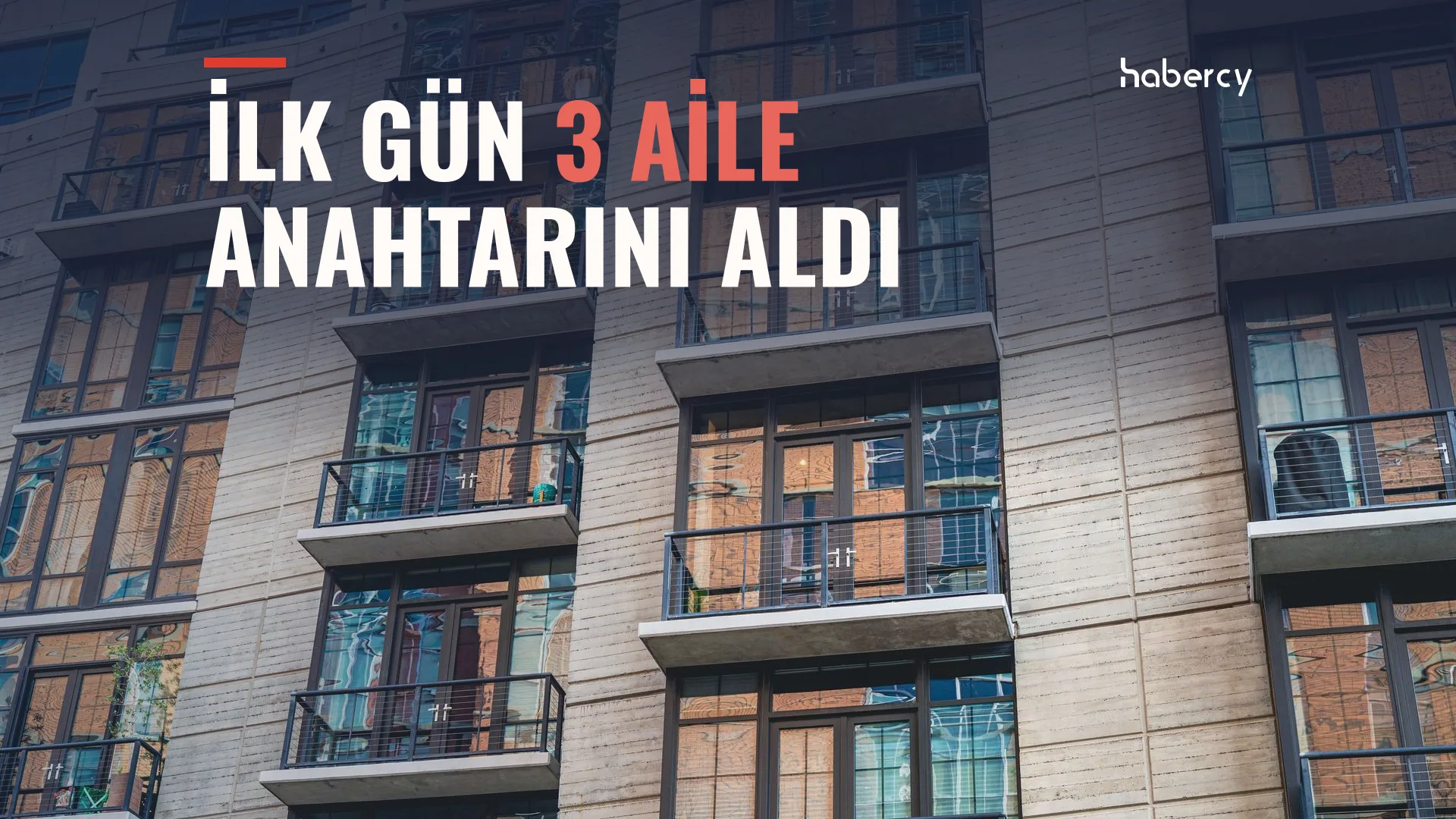 Balkonlu, cam pencereli bej renkli çok katlı bir apartman cephesi