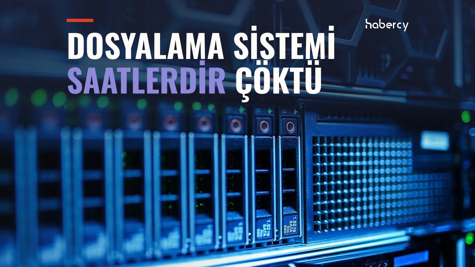 Mavi ışıkla aydınlanan veri merkezinde yan yana dizili sunucu diskleri