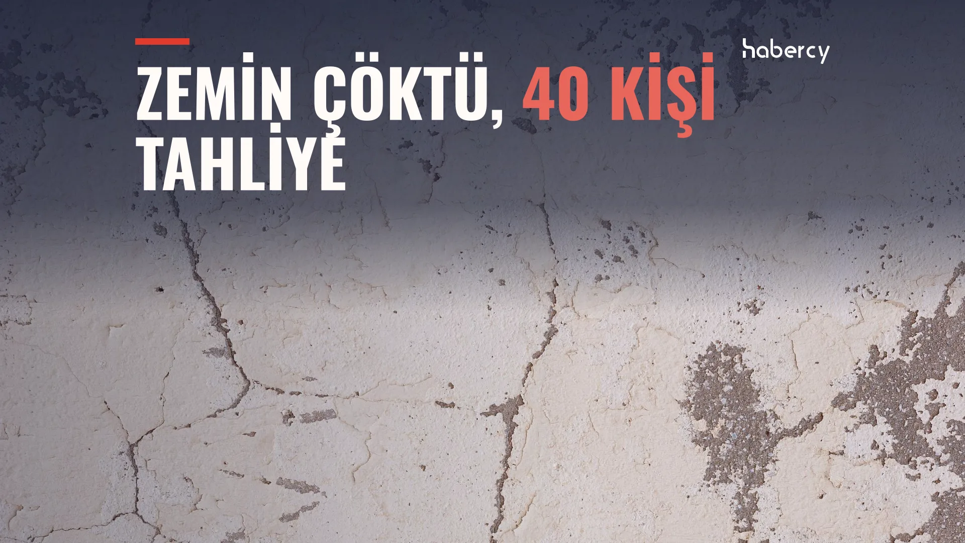 Çatlaklarla kaplı, sıvası dökülmüş gri beton duvar yüzeyi