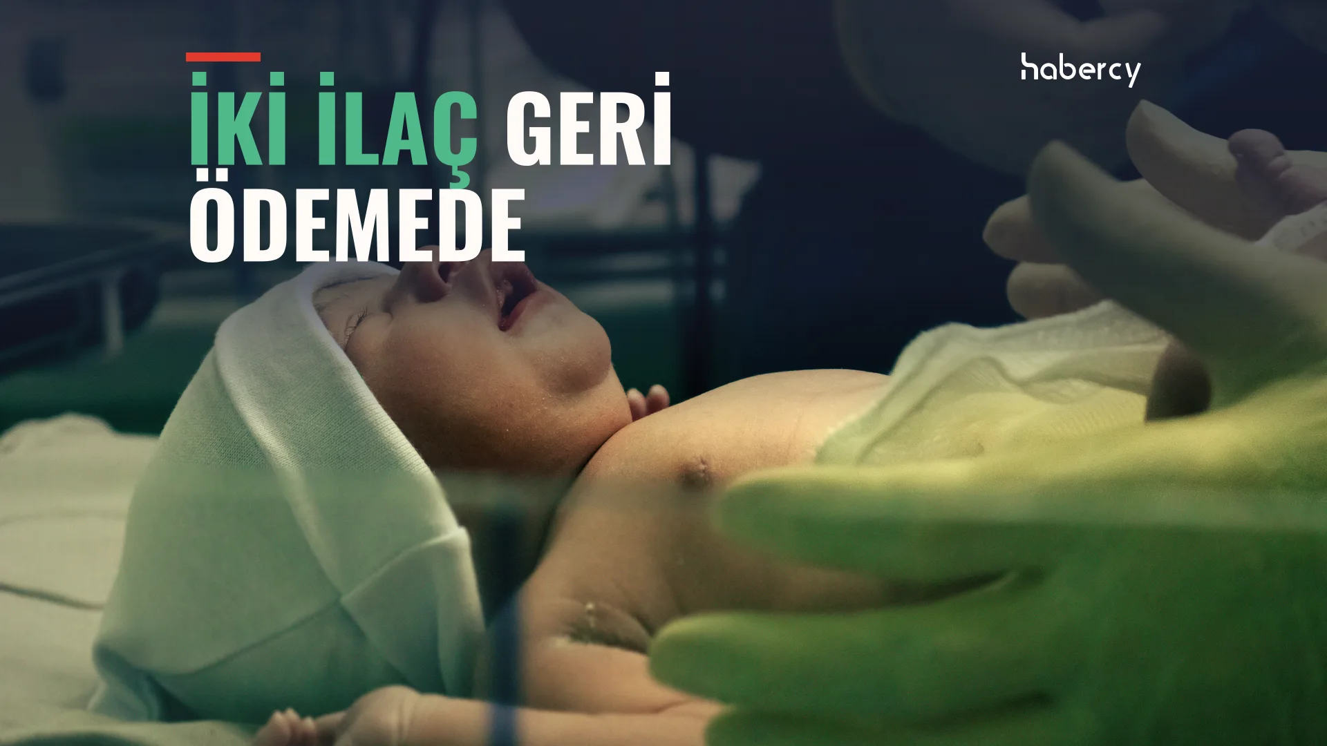 Beyaz örtüye sarılı yenidoğan bebek, eldivenli eller tarafından tutuluyor
