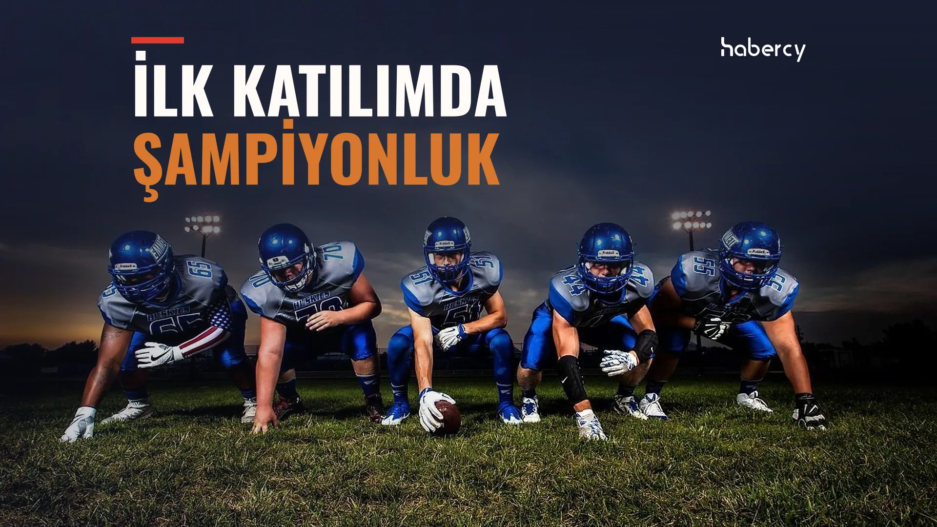 Gece çimenli sahada mavi formalı, kasklı beş Amerikan futbolu oyuncusu hücum pozisyonunda