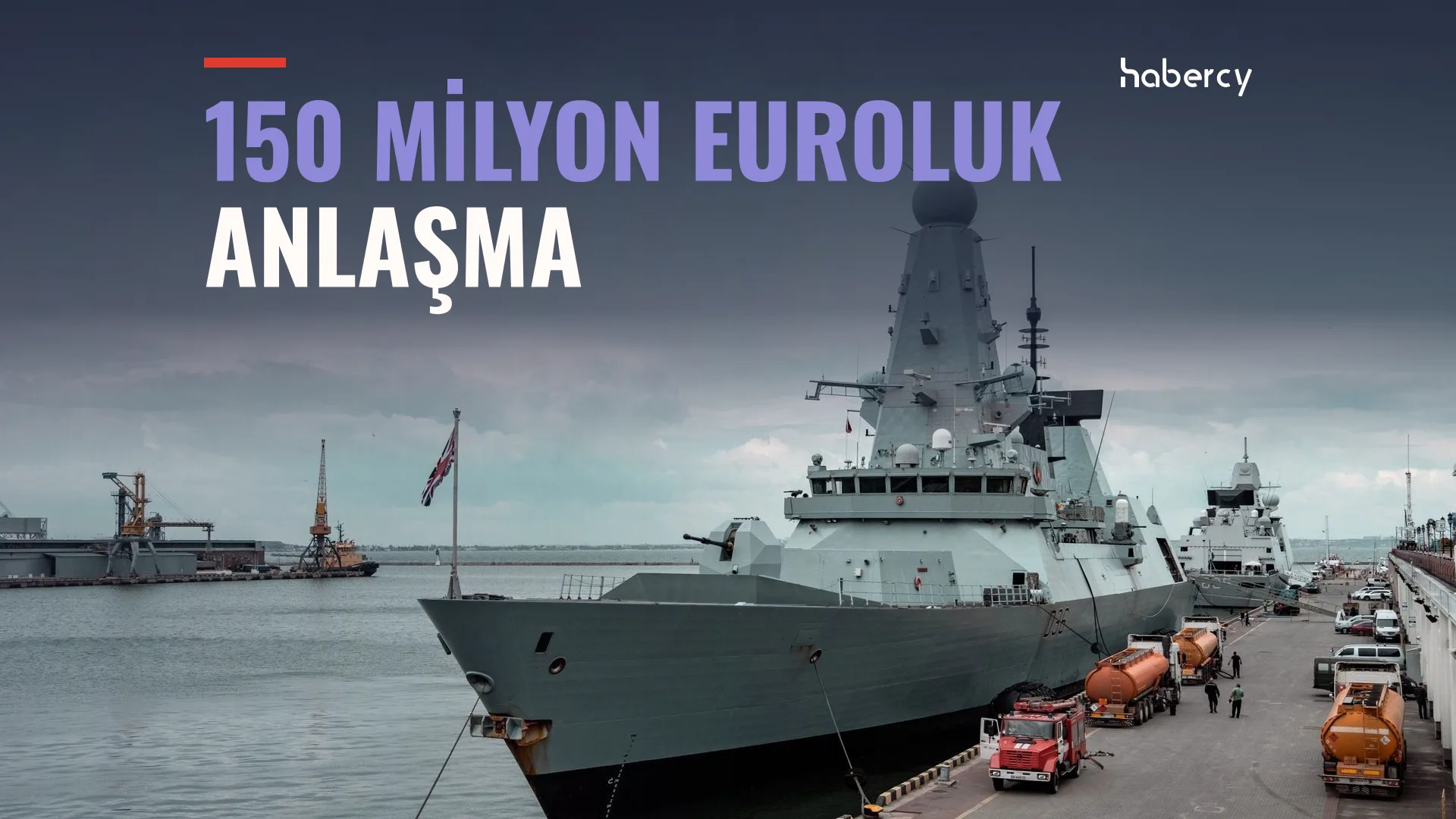 Limanda İngiliz bayraklı gri bir savaş gemisi ve rıhtımda yakıt tankerleri