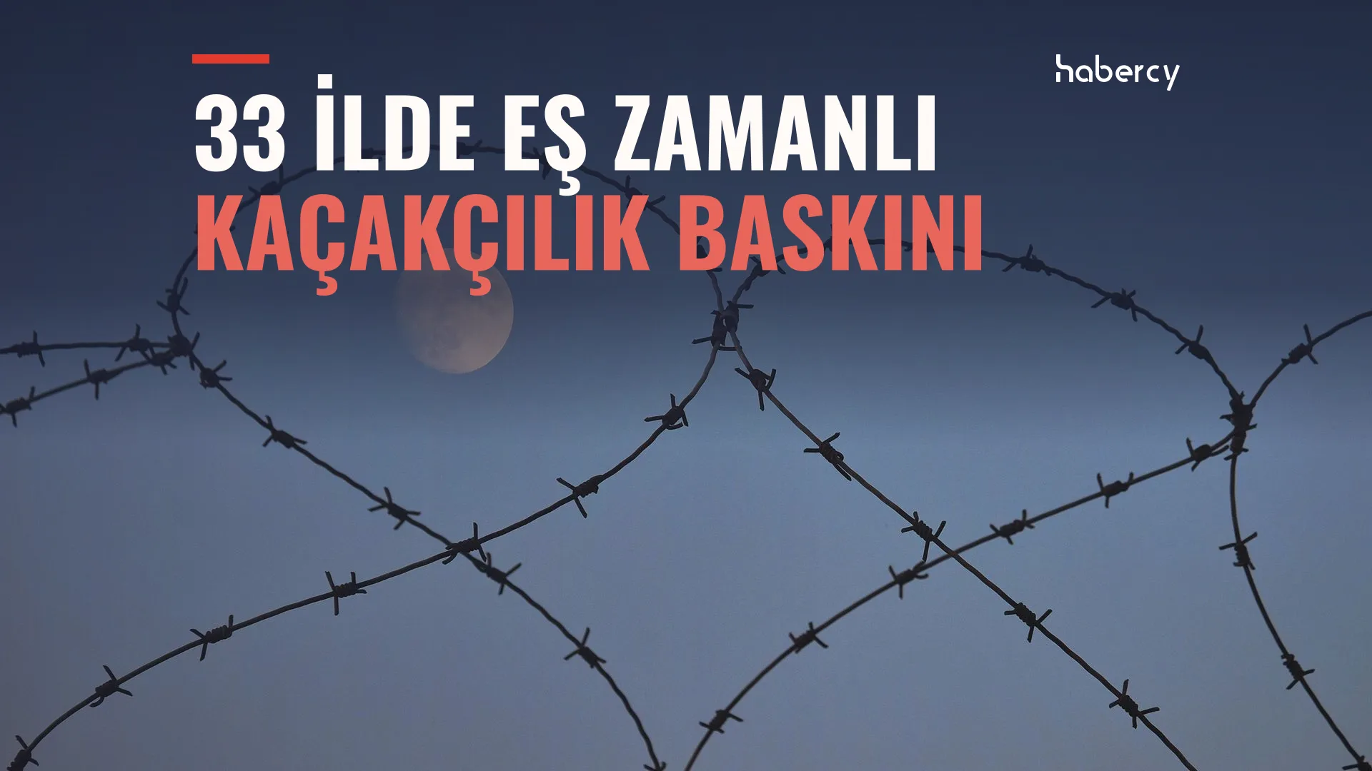 Alacakaranlıkta gökyüzü önünde dikenli teller ve arkada soluk ay