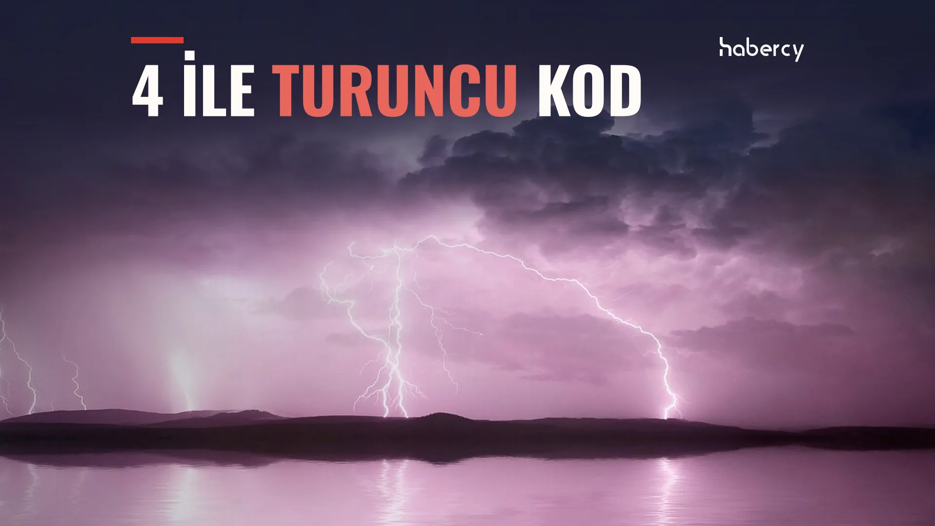 Kara bulutlu mor gökyüzünde su üzerindeki tepelere düşen çok sayıda şimşek