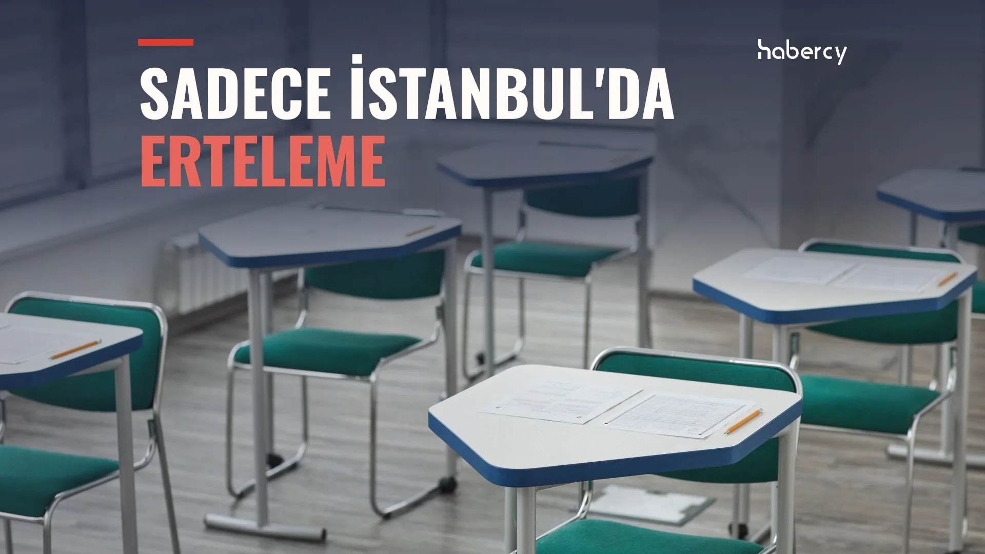 Üzerinde kâğıt ve kalem bulunan boş sıralar ve yeşil sandalyelerle dolu sınav salonu