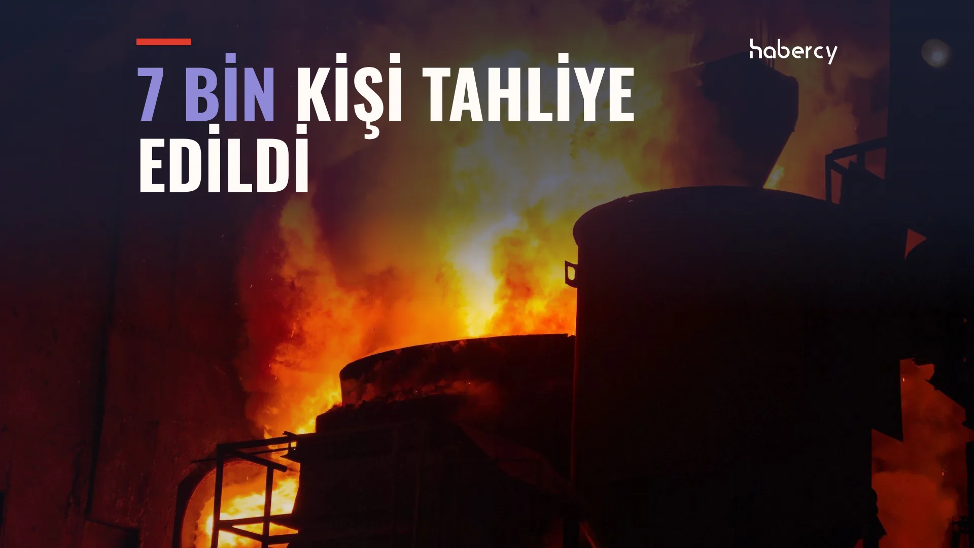 Karanlıkta yüksek alevler arasında sanayi tesisine ait büyük metal tanklar