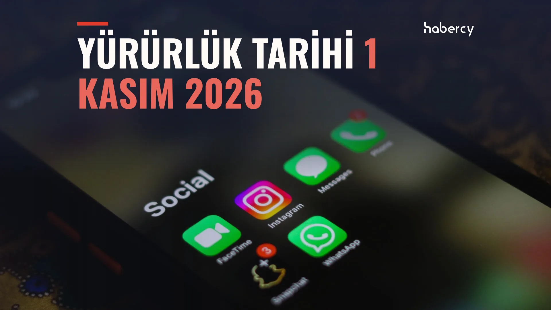 Karanlıkta telefon ekranında Instagram, WhatsApp ve Messages uygulama simgeleri