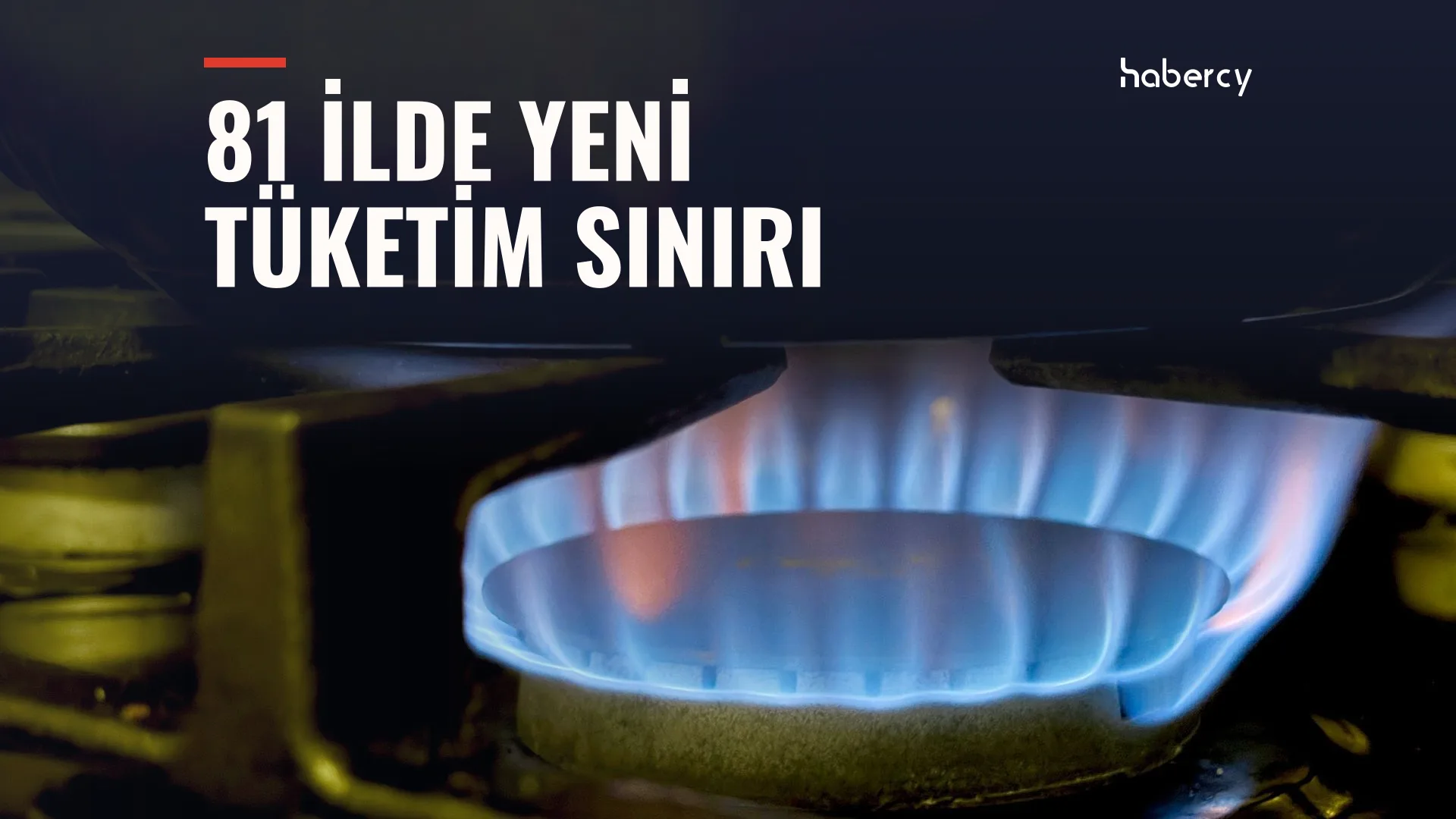 Karanlıkta ocak gözünde yanan mavi doğal gaz alevi
