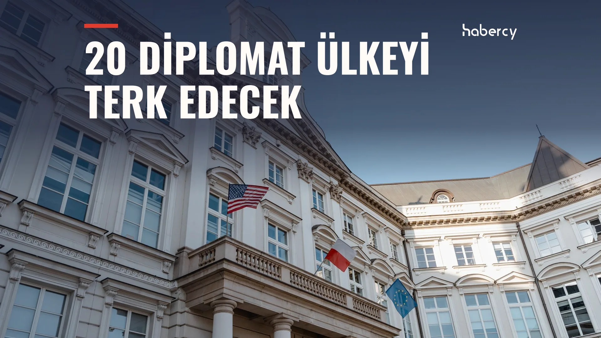 ABD, Polonya ve AB bayrakları asılı beyaz, tarihi bir bina cephesi