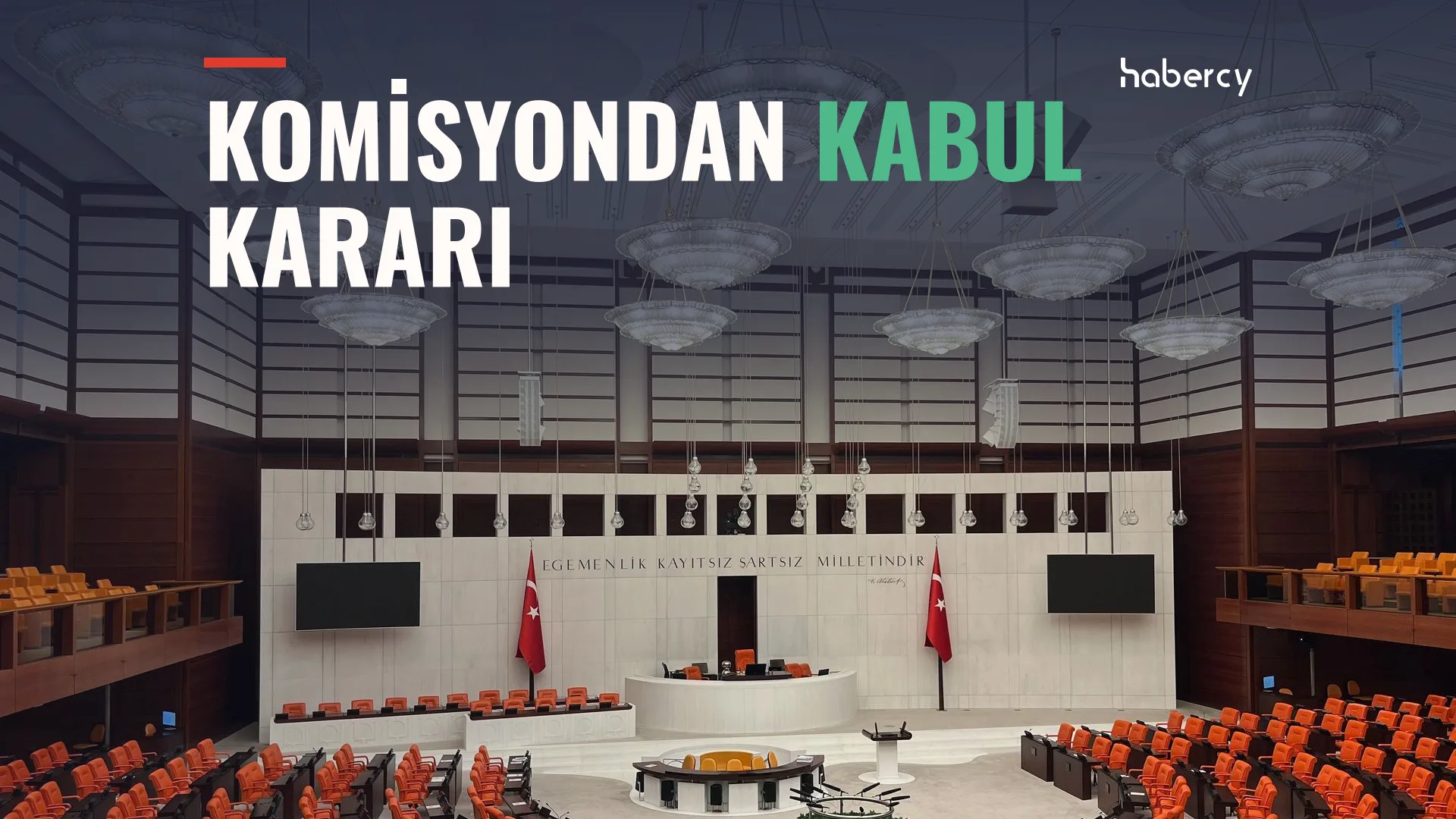 TBMM Genel Kurul salonu; boş turuncu koltuklar, Türk bayrakları ve "Egemenlik kayıtsız şartsız milletindir" yazısı