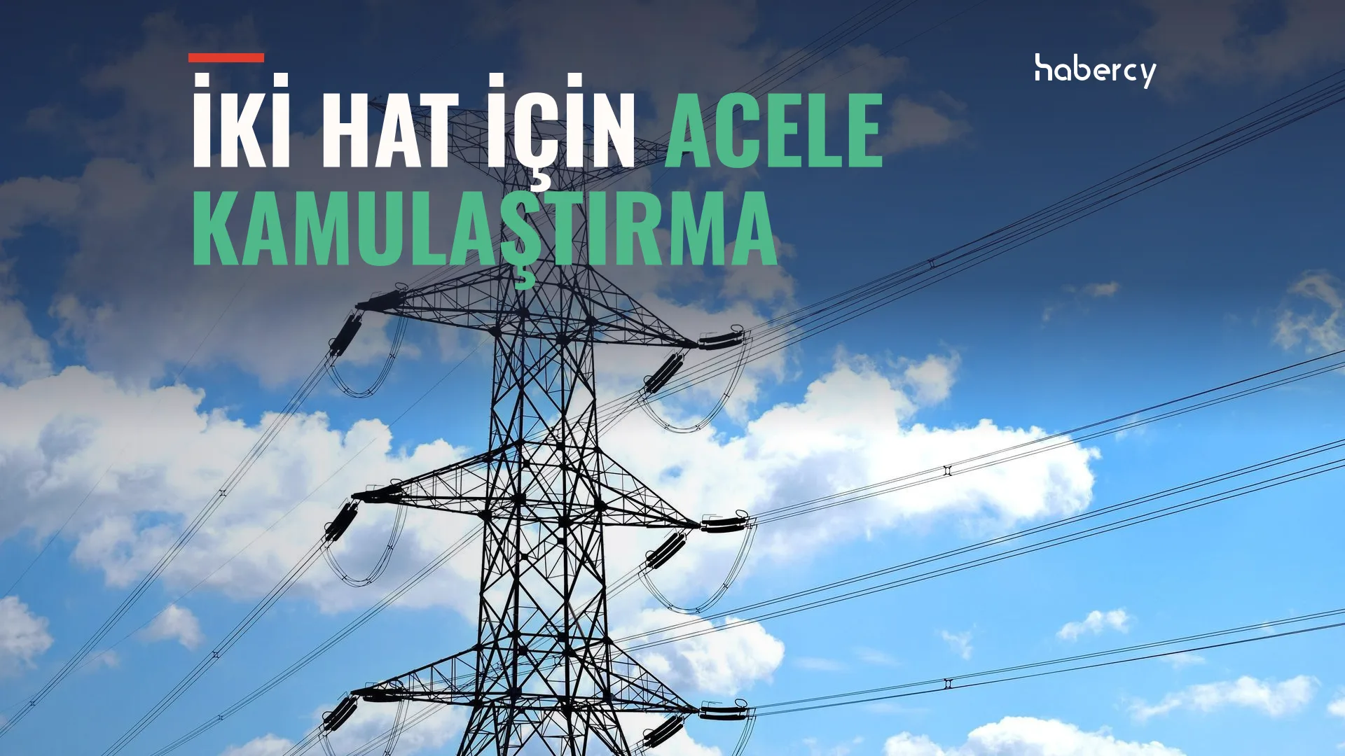 Bulutlu mavi gökyüzü önünde çelik bir elektrik iletim direği ve kablolar