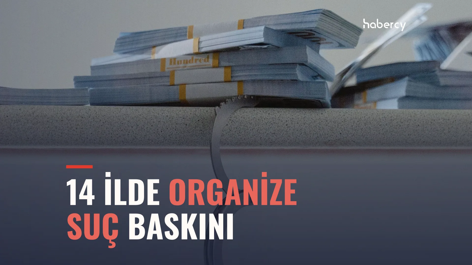 Polislerin çevrelediği, kaldırımda oturan başörtülü kadınlar ve bir genç kadın, arkada bir mağaza girişi