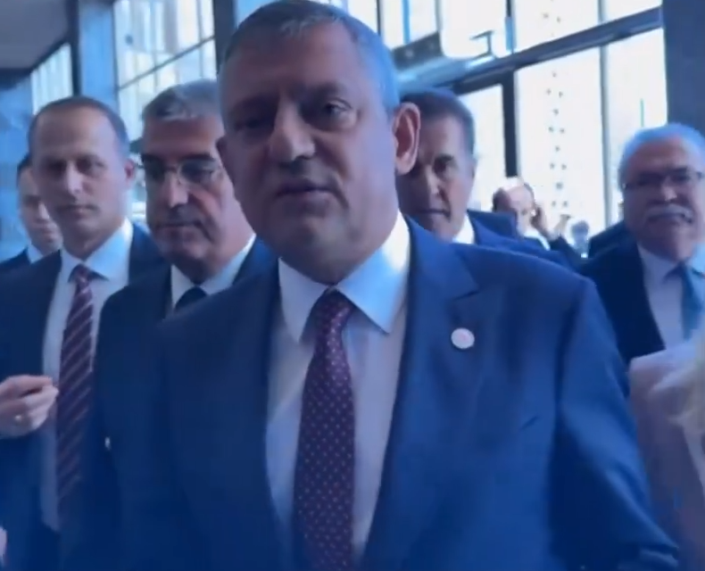 Yeni Parti Genel Başkanı Özgür Özel, milletvekilleriyle birlikte Meclis koridorunda yürürken